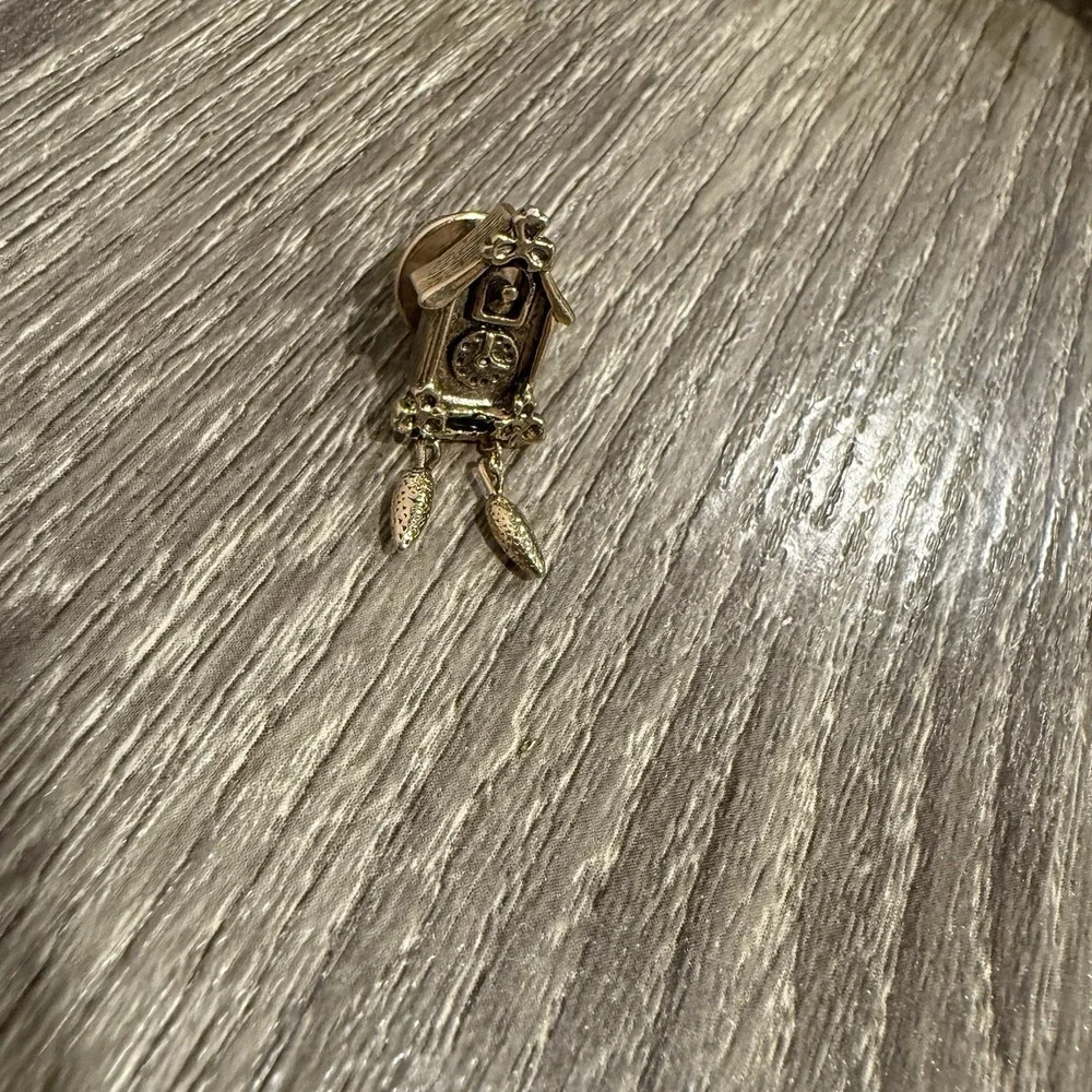 VTG Signed AVON Gold Tone CUCKOO CLOCK Pin Brooch - Picture 4 of 8